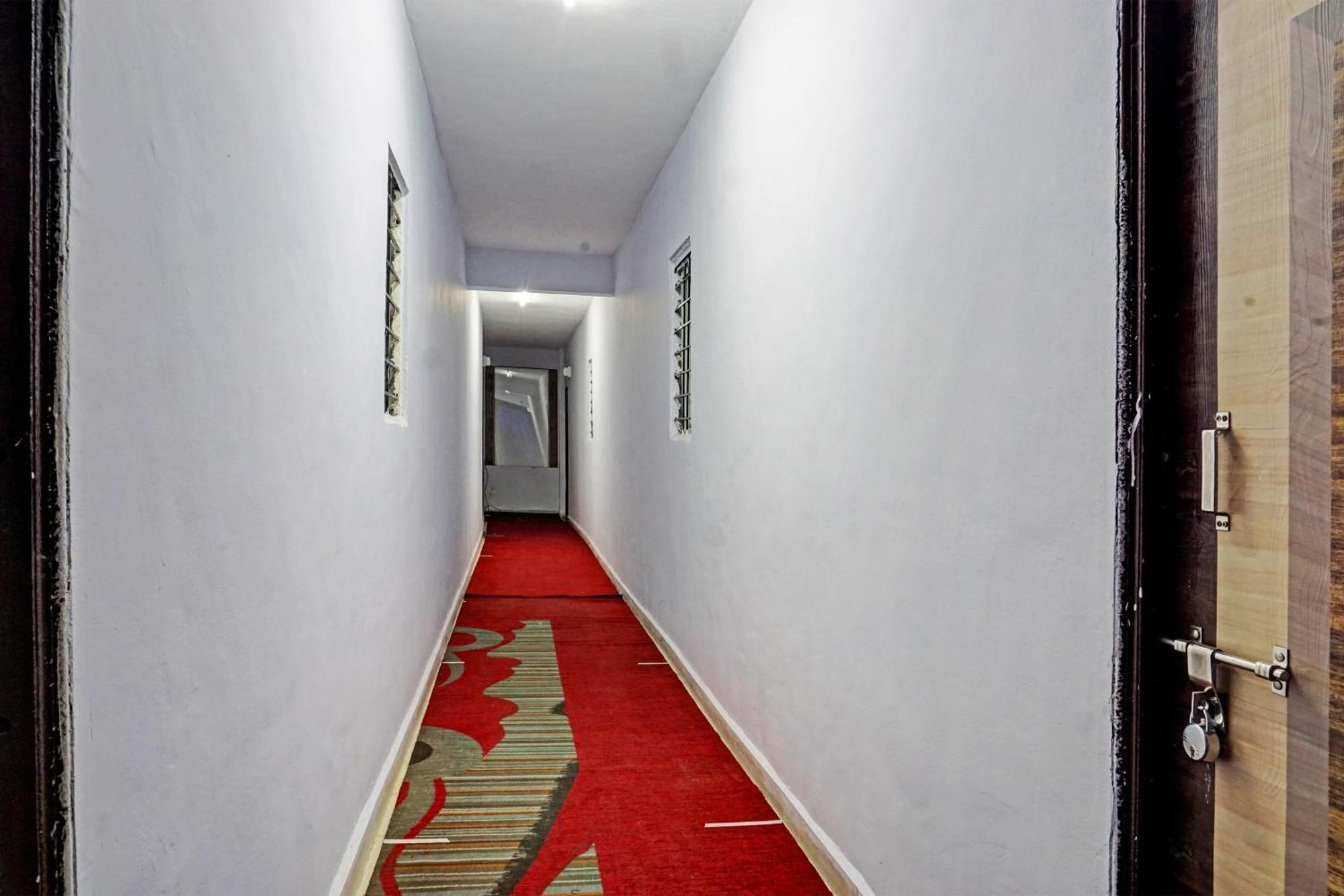 Oyo 820503 Lotus Lodge And Guest House Kharakvasla Zewnętrze zdjęcie