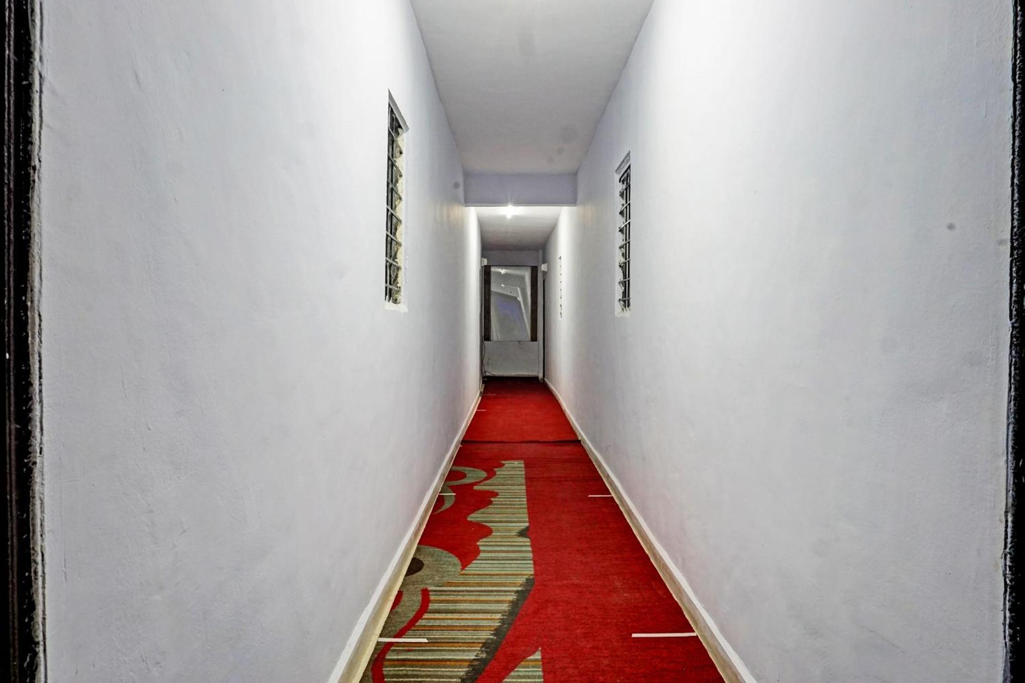 Oyo 820503 Lotus Lodge And Guest House Kharakvasla Zewnętrze zdjęcie