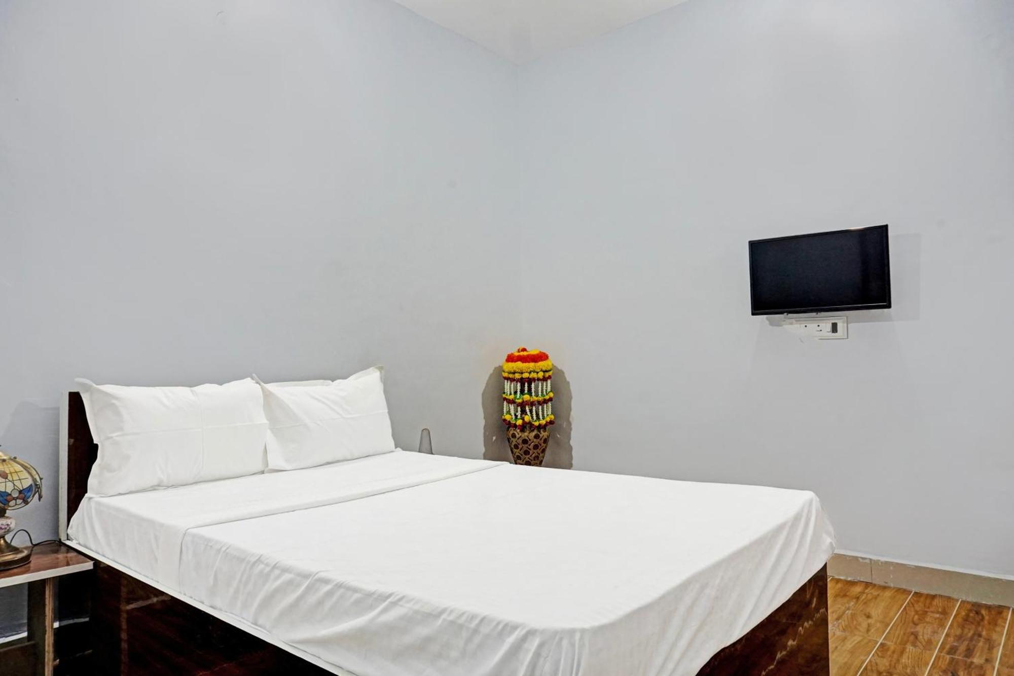 Oyo 820503 Lotus Lodge And Guest House Kharakvasla Zewnętrze zdjęcie